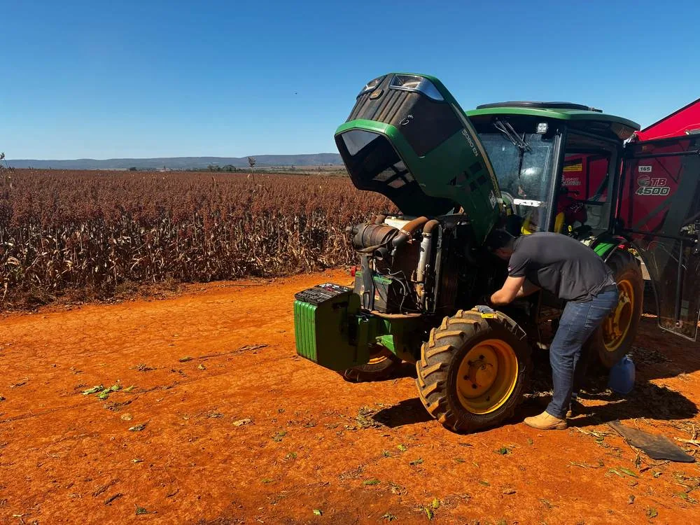 Técnico da farm24 trabalhando em um trator no campo
